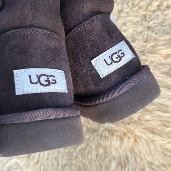 UGGS - Picture 4 of 7